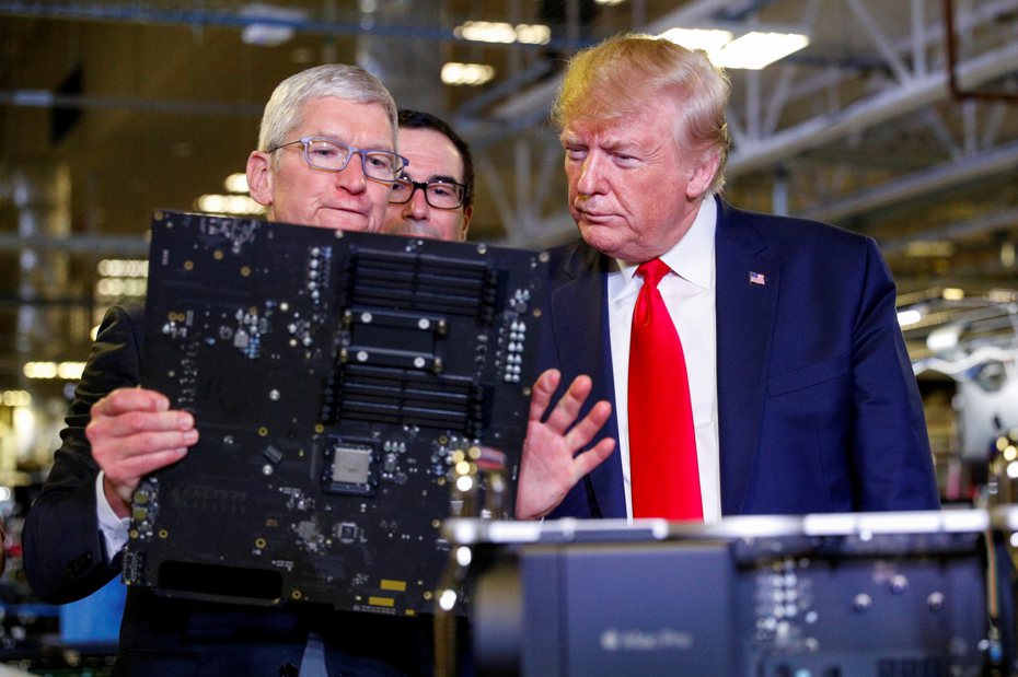 圖為2019年時，蘋果CEO庫克陪同時任美國總統川普，參觀位於德州奧斯汀的Mac Pro工廠。