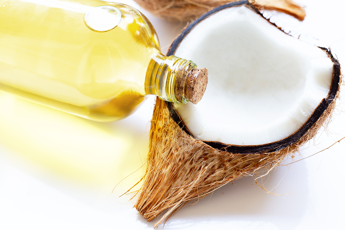 《以油漱口》目前最常用的油是椰子油，而做法是將一大匙（tablespoon）油放入口腔，然後用漱口的方式在齒縫間沖刷，持續約20分鐘後，將油吐掉，然後用清水漱口。