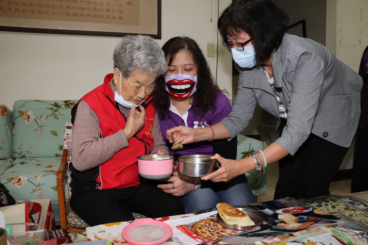 社會局副局長許秀能至92歲獨居奶奶家中送餐，陪同聊天，給予關懷與溫暖。圖／新北市社會局提供