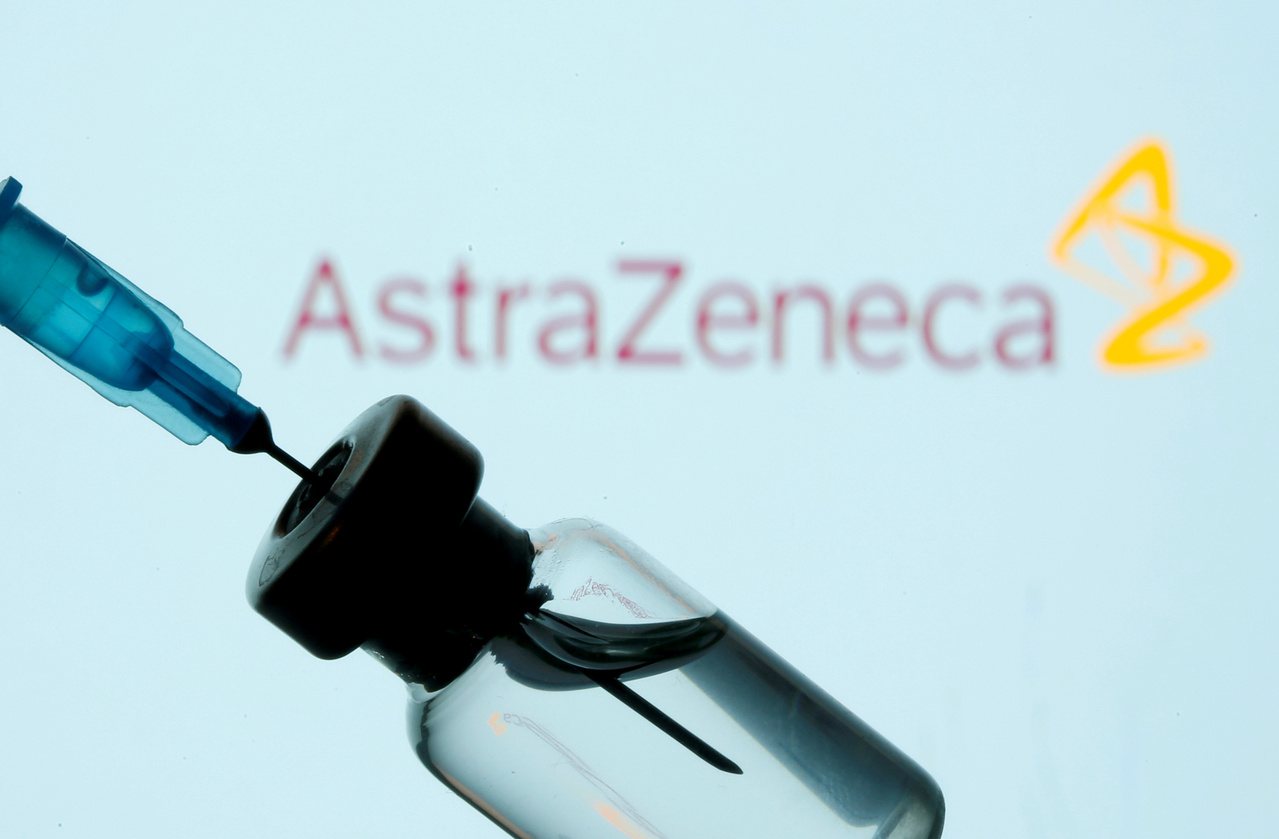 據法新社報導，歐盟指控是英國藥廠阿斯特捷利康（AstraZeneca）促成自身英國廠生產的阿斯特捷利康/牛津大學COVID-19疫苗供應延宕，使得雙方在英國脫歐後為疫苗幾近翻臉。