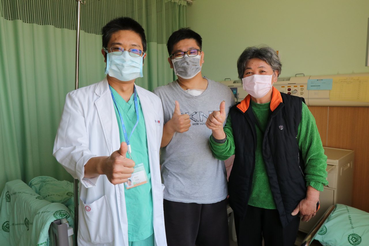 亞洲大學附屬醫院心臟血管外科主任劉殷佐與患者（中）合影。圖／亞洲大學附屬醫院提供