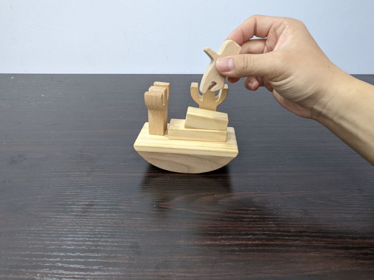 EASY不搖平衡疊疊樂遊戲
一般玩法
原本玩法是挑戰者將積木搭建好船後，一個個將小人放上去，同時間要保持船隻的平衡。圖╱愛迪樂診所提供
