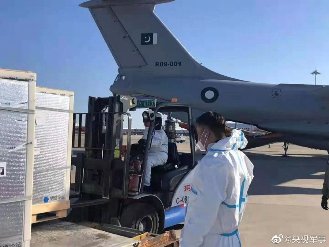 中國人民解放軍向巴基斯坦軍隊提供的一批新冠疫苗於2月7日運抵巴方。（微博@央視軍事）