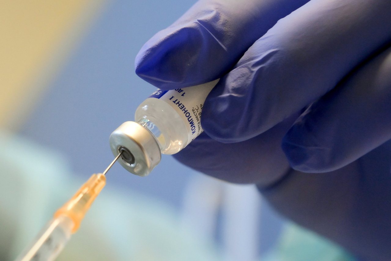 委內瑞拉今天藉俄製「衛星-V」（Sputnik-V）新型冠狀病毒疫苗，對醫護展開接種，委國政府表示目標是年底前為國內7成人口完成施打。