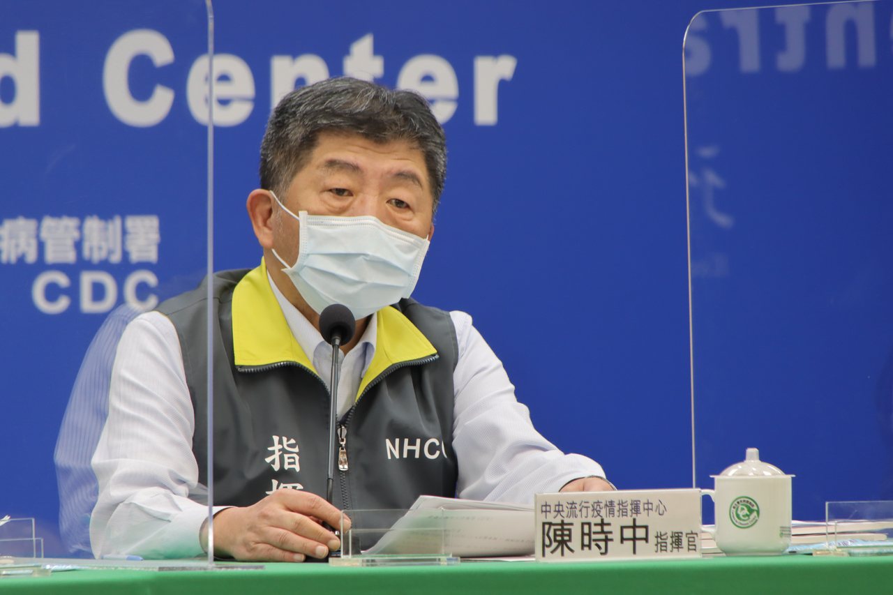 指揮中心指揮官陳時中表示，目前得到的、有來洽談說從美國輝瑞拿到相關疫苗授權來跟台灣談的，分公司和總公司已澄清「都不是真的」。圖／指揮中心提供