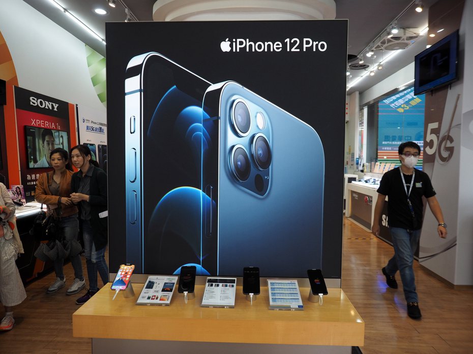 蘋果公司推出的iPhone 12系列手機，有助其在去年假期購物季超過三星電子，成為全球最大智慧手機銷售商。歐新社