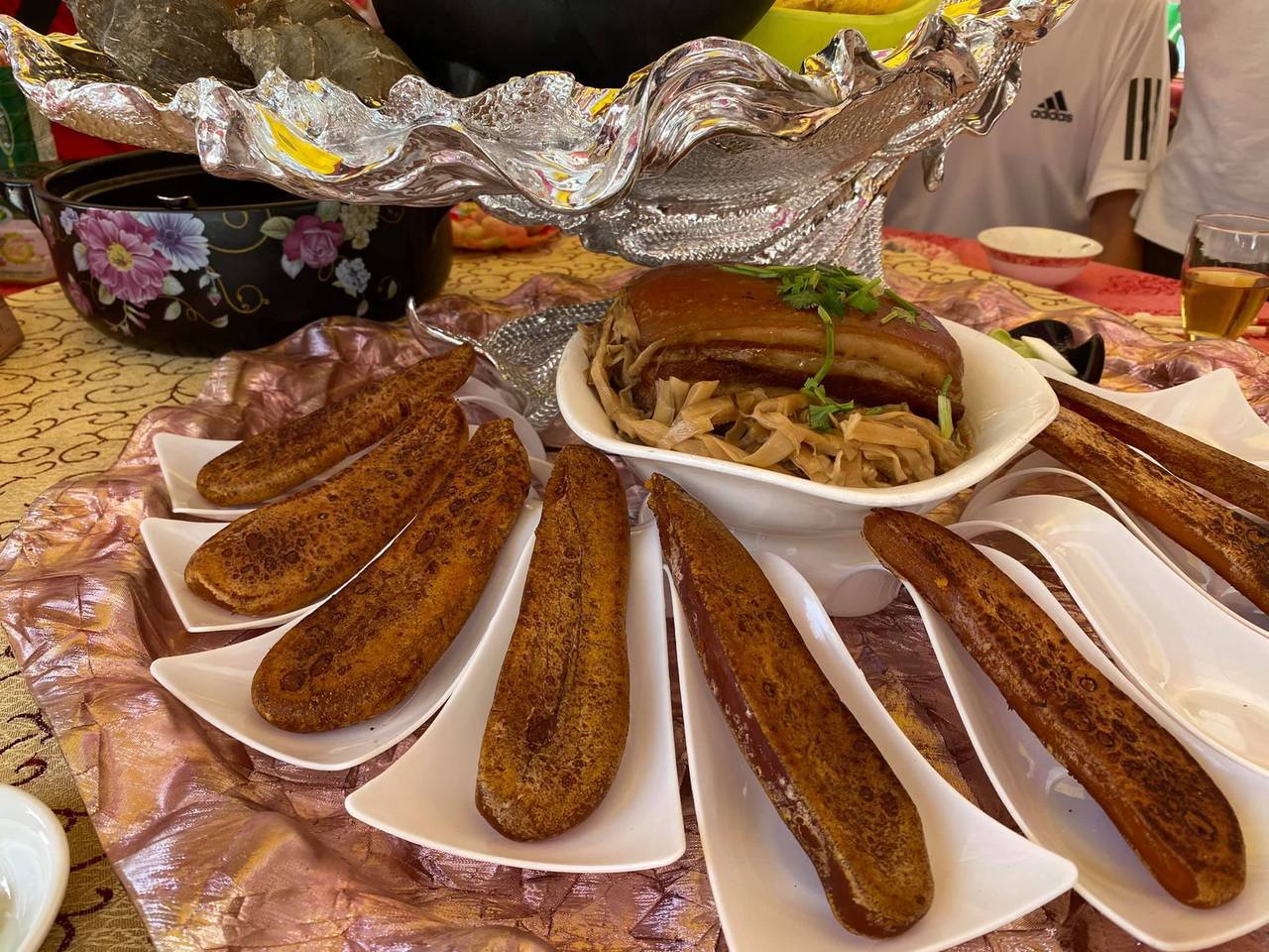 一名網友在臉書分享自己妹妹喜宴的菜色，其中一道菜竟是一整片的烏魚子，且每人一大片，擺在桌上相當壯觀。