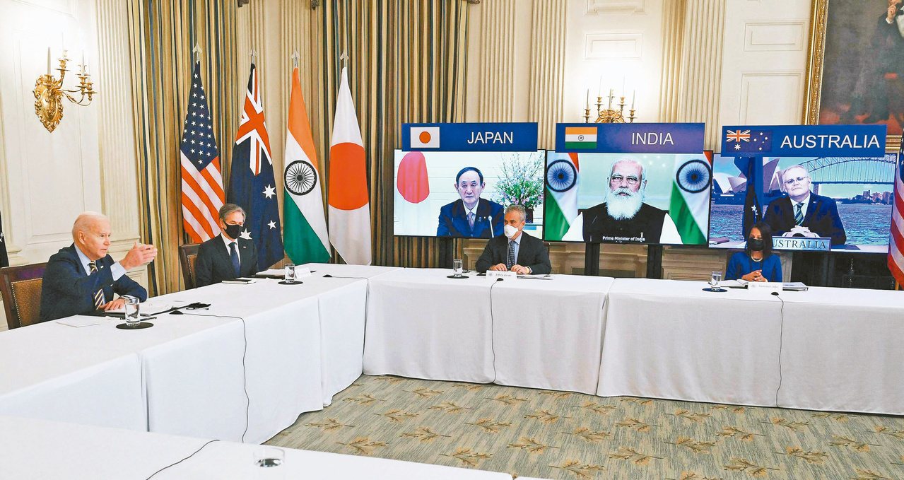 美國總統拜登（左一）12日與螢幕上的日本首相菅義偉（左起）、印度總理莫迪、澳洲總理莫里森舉行四方安全對話的視訊峰會。拜登身旁的是國務卿布林肯。法新社