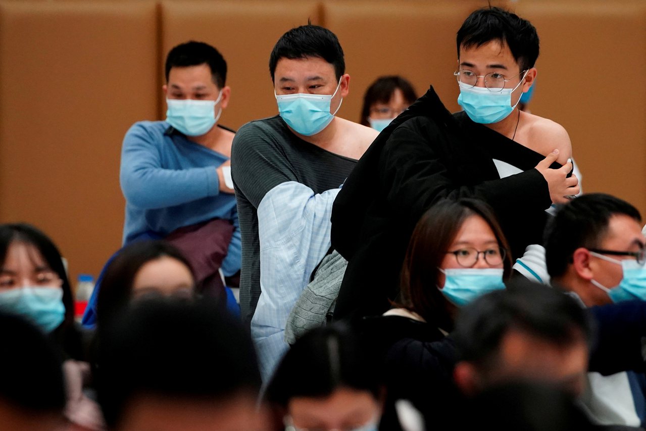 圖為中國上海剛接踵新冠疫苗的民眾。