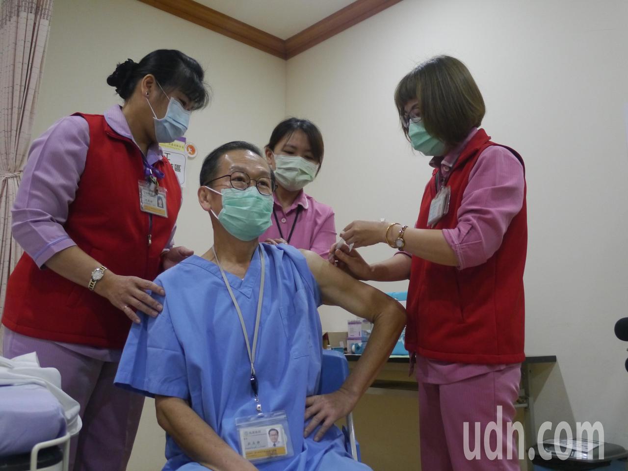義大醫院院長杜元坤今早帶頭施打疫苗。記者徐白櫻／攝影