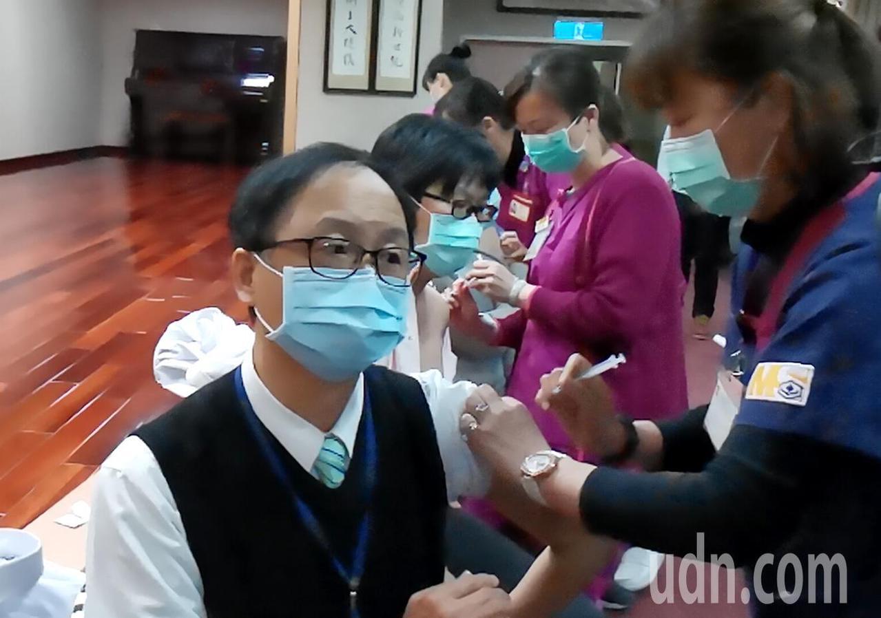 桃園市敏盛醫院院長劉宜亷（左一）帶領醫護人員21人率先施打AZ新冠肺炎疫苗。記者曾增勳／攝影