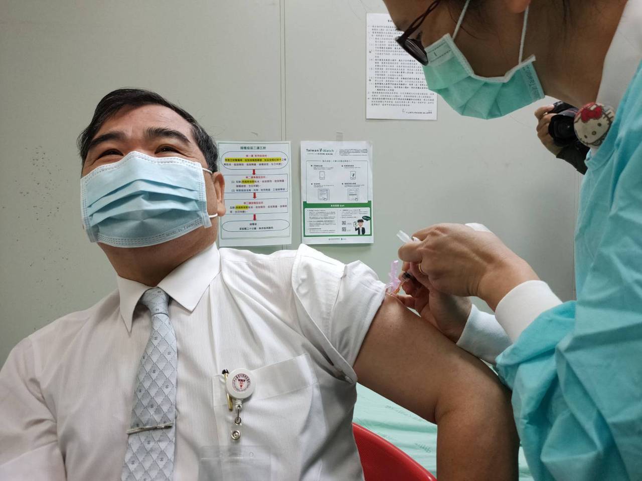 AZ疫苗今天開打，中山醫學大學附設醫院總院長蔡明哲帶頭接種。記者黃寅／攝影