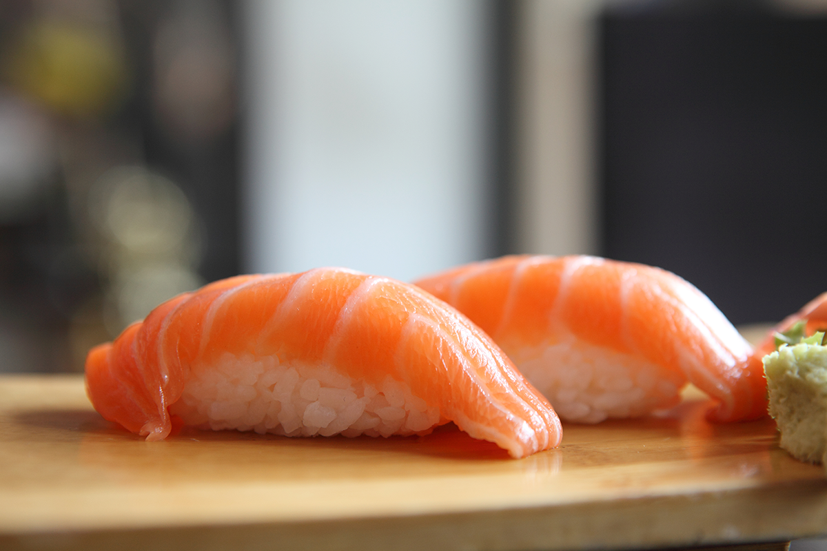 鮭魚是個非常營養的食材，大片少刺的肉質對老少都非常適合，而現在的台灣的鮭魚來自進口的先進化養殖，所以衛生與價格方便都很親民，是值得大家享用的優良天然食物。