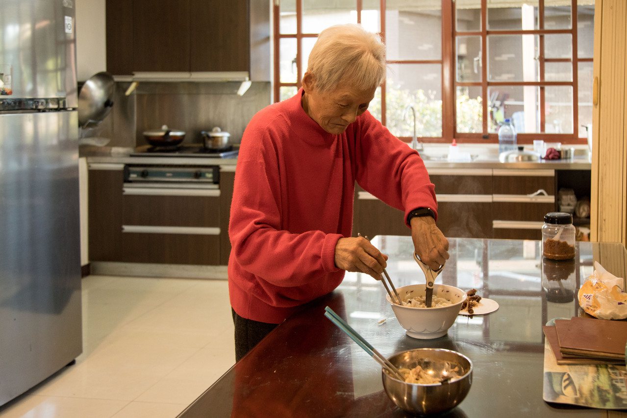 九十三歲媽媽劉心鈺每周二都會為全家人煮晚餐，甚至仍自己出門上菜市場，既活化體力，也防止腦力衰退。記者許詩愷／攝影