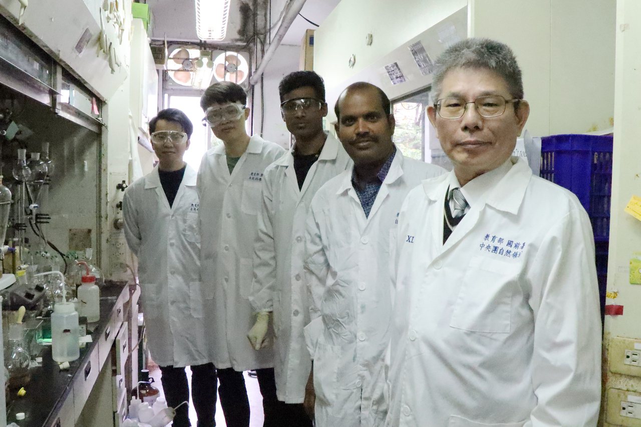 台灣師範大學化學系教授姚清發（右一）團隊提出新的抗癌有機化合物，登上國際期刊「有機化學通訊」封面。圖／台師大提供
