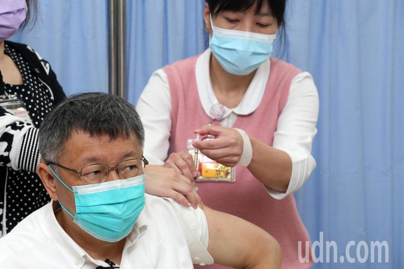 台北市長柯文哲今天前往台北市立聯合醫院和平院區接種AZ疫苗。記者胡經周／攝影