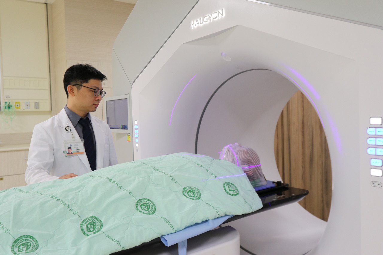 亞洲大學附屬醫院放射腫瘤科醫師吳偉榤說，醫療團隊使用高速放療儀器，治療時間大幅縮短為傳統治療放療的一半，也大幅降低對正常組織的傷害。圖／亞洲大學附屬醫院提供