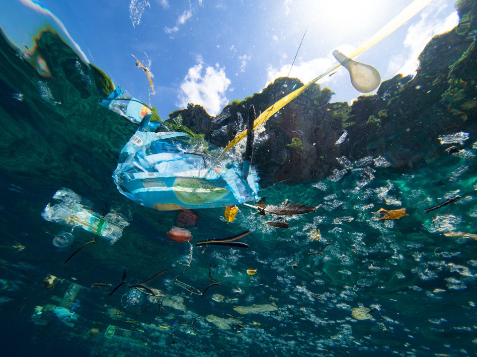 鄭明修數十年來看盡世界各地海洋變遷，痛心指出海洋垃圾為當前最嚴重的環境問題。圖片為漂浮在海面上的塑膠垃圾，水下拍攝。 圖／iStock