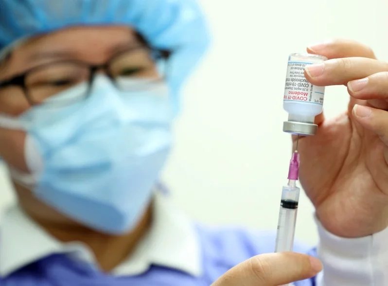 美國贈送台灣250萬劑莫德納疫苗，指揮中心指揮官陳時中26日表示，首批配送量106萬劑。