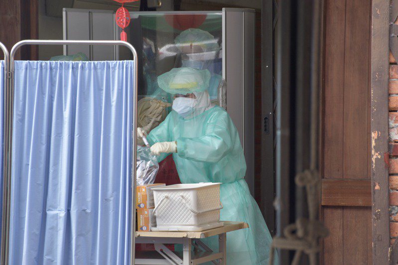台灣新冠肺炎本土病例爆大量，單日新增個案高達180名，民眾人人自危，但社區採檢站只有萬華四個點，每個天天大排長龍，採檢站容納不了的人潮，都湧進醫院急診。本報資料照片