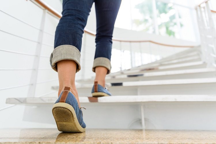 爬樓梯傷膝蓋嗎？運動專家：登階有氧有助肌少症