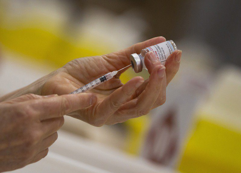食藥署今天收到莫德納疫苗的檢驗標準品。 圖／美聯社