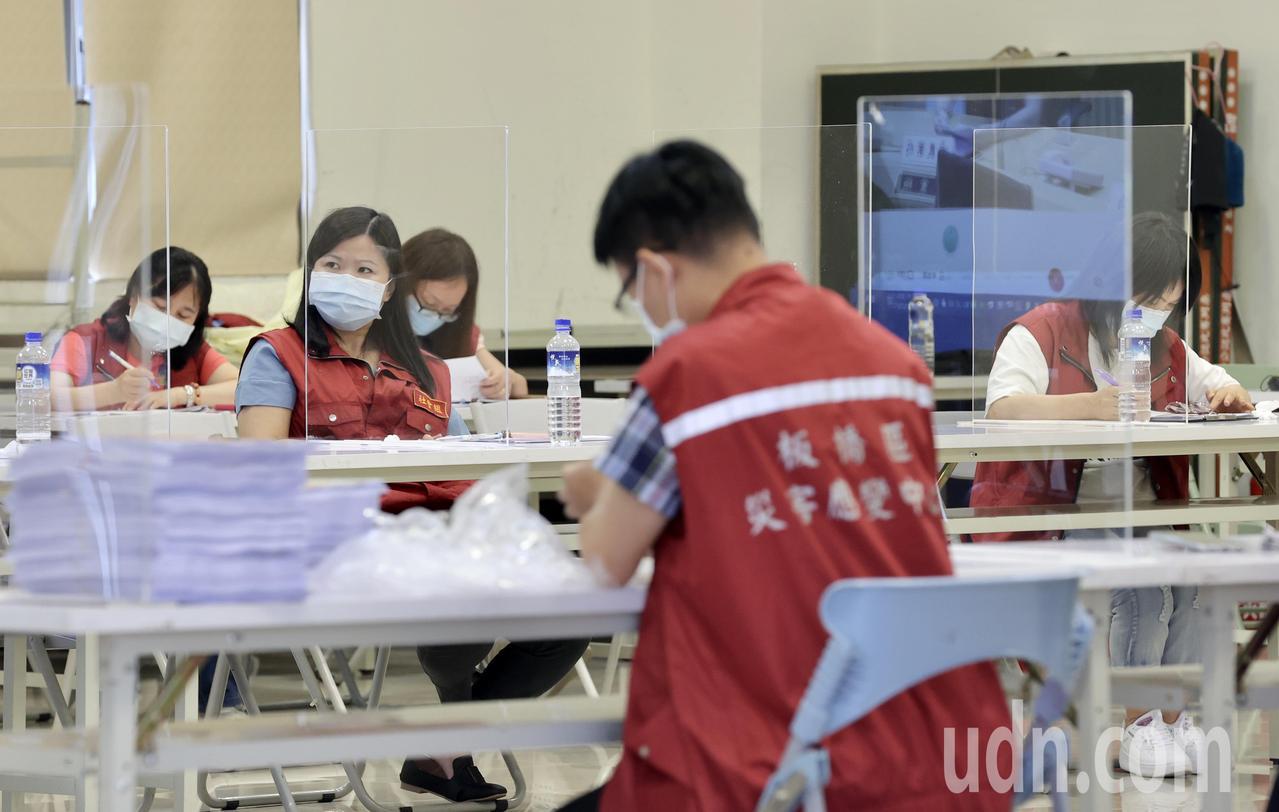 台灣本土確診疫情大爆發，疫情熱點的板橋在龍翠市民活動中心成立熱區防疫中心。記者許正宏／攝影