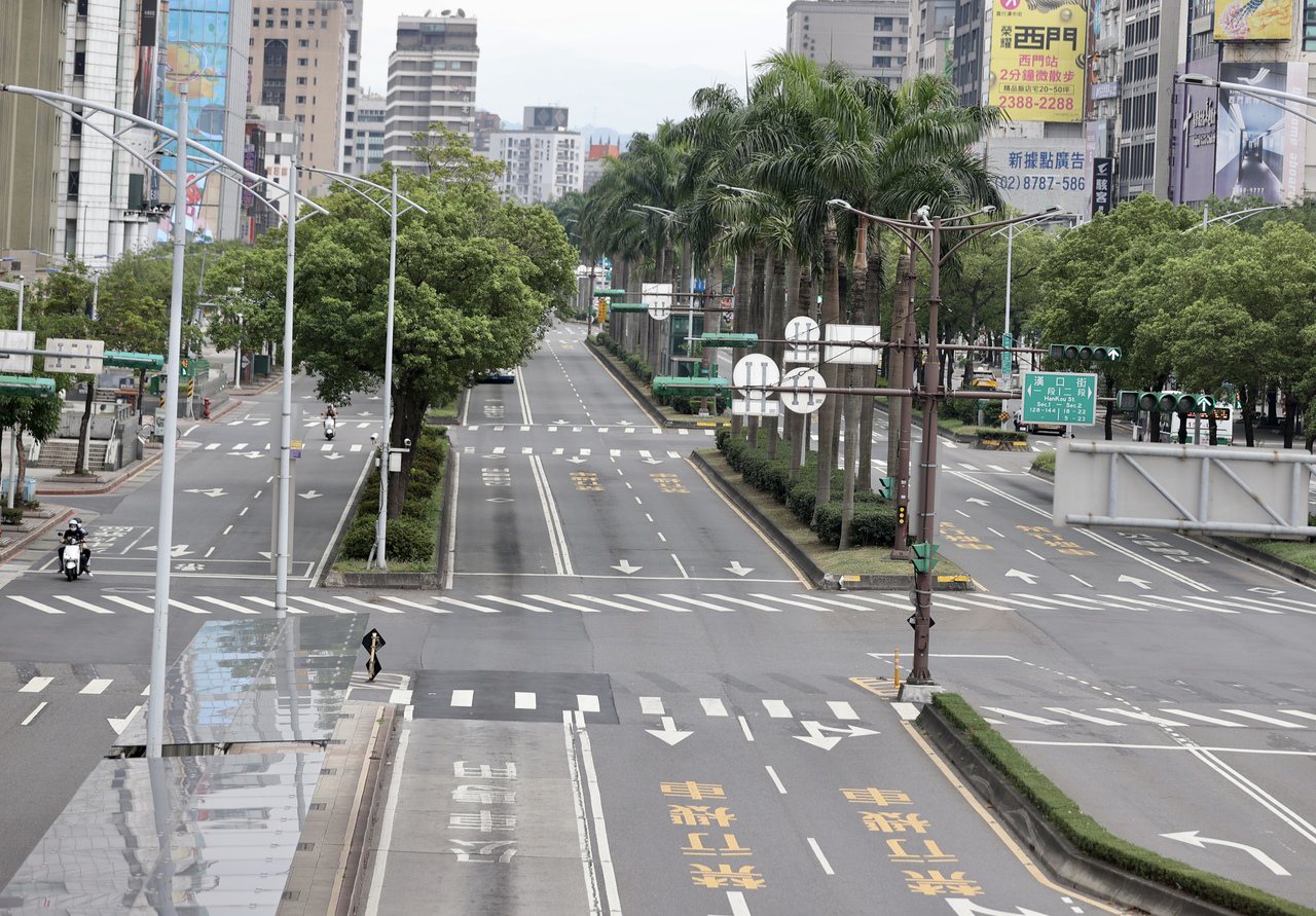 台灣感染症醫學會名譽理事長黃立民指出，「快篩站陽性率」僅供參考，無法釐清疫情是否持續傳播，但若持續有「新的行政區」出現確診者，就是一大徵兆。圖為空蕩蕩的台北街頭。記者許正宏／攝影