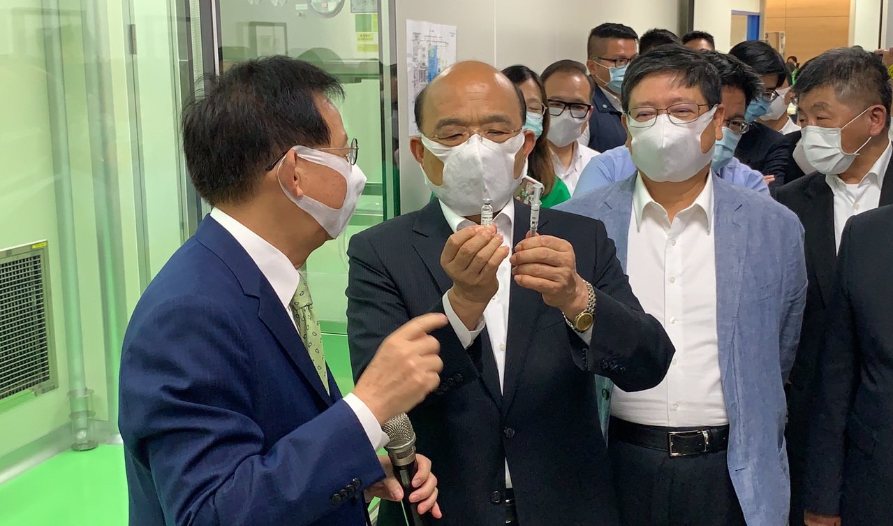圖為行政院長蘇貞昌（左二）去年6月前往位於新竹生醫園區的高端疫苗公司視察。圖／聯合報系資料照