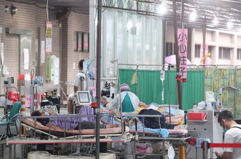 台北醫院表示會在戶外搭建臨時等待區，是因為要等PCR結果出爐，才會進一步為病人安排後續處理。記者葉信菉／攝影