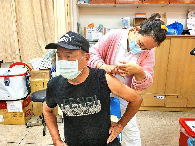 屏東縣獲配2萬9000劑AZ疫苗，縣府預計6月15日起開打，全縣48處中大型注射地點同步啟動。