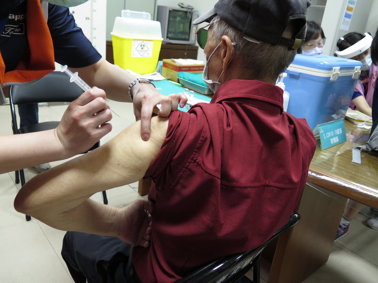 中央配發各縣市新一批疫苗，供75歲以上長輩施打。聯合報系資料照片