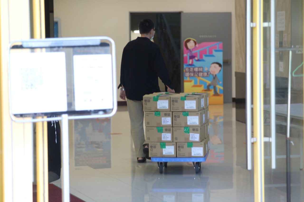 日本捐贈的AZ疫苗已配發到高雄市，下午專責醫院即將開打。圖／衛生局提供
