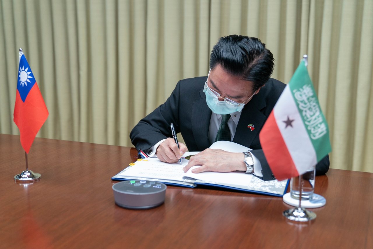 外交部長吳釗燮代表我政府異地簽署台索醫療合作協定。圖／外交部提供