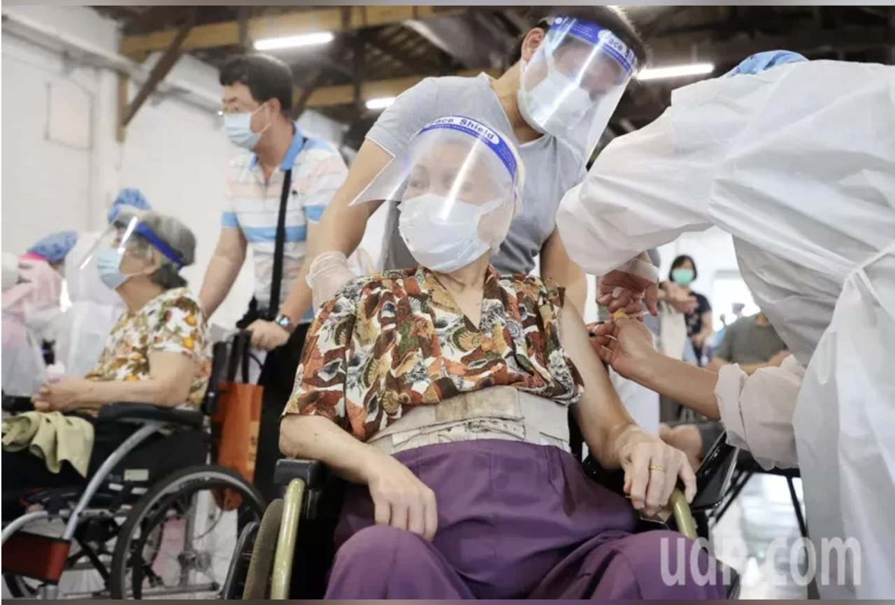 台北市府宣布今起開放80歲以上長者，預約接種疫苗。本報資料照片