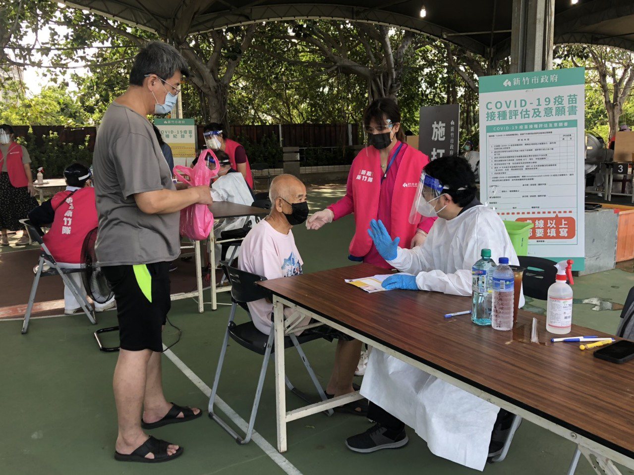 新竹市的疫苗接種站昨天開始明顯人潮減少，市府今天表示，「病毒不會等你打完疫苗才來」，持續呼籲符合資格者「快點來打，來了就打」。圖／新竹市政府提供