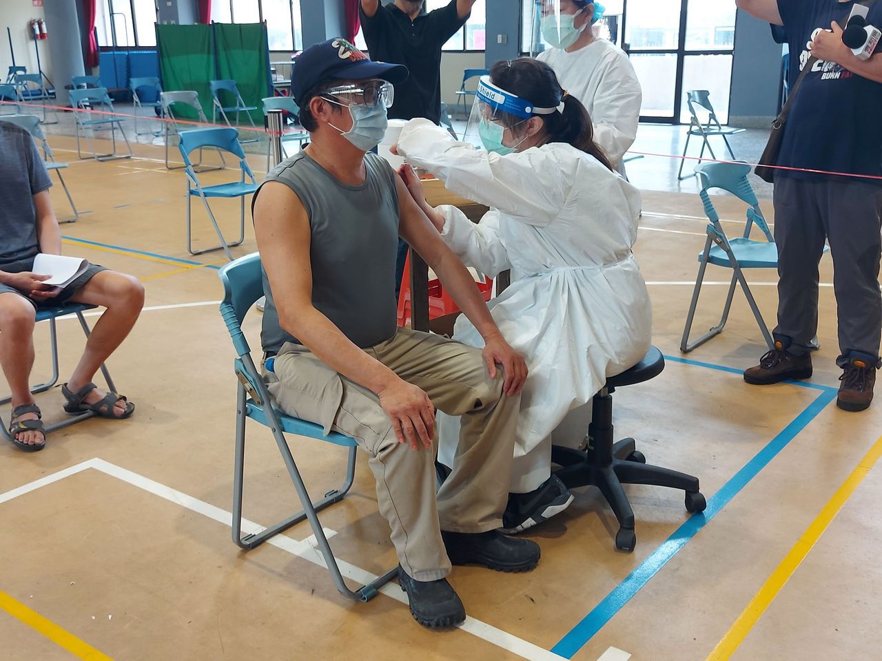 61歲營造人員昨天在台中市西區忠信國小打站接種疫苗。圖／台中市政府提供