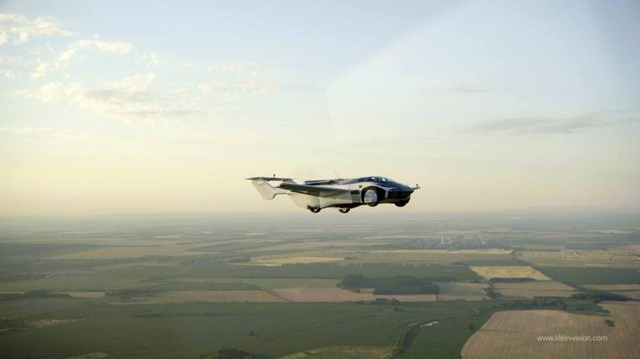 飛行車AirCar由斯洛伐克公司Klein Vision研發。它6月28日在尼特拉國際機場進行試飛。圖／取自Klein Vision