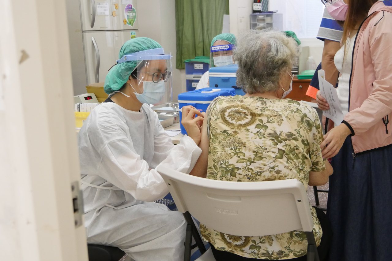 新竹縣昨天早上8點開放莫德納疫苗預約接種系統，一度當機引起民怨，圖為竹北衛生所人員替長者接種疫苗。圖／縣府提供