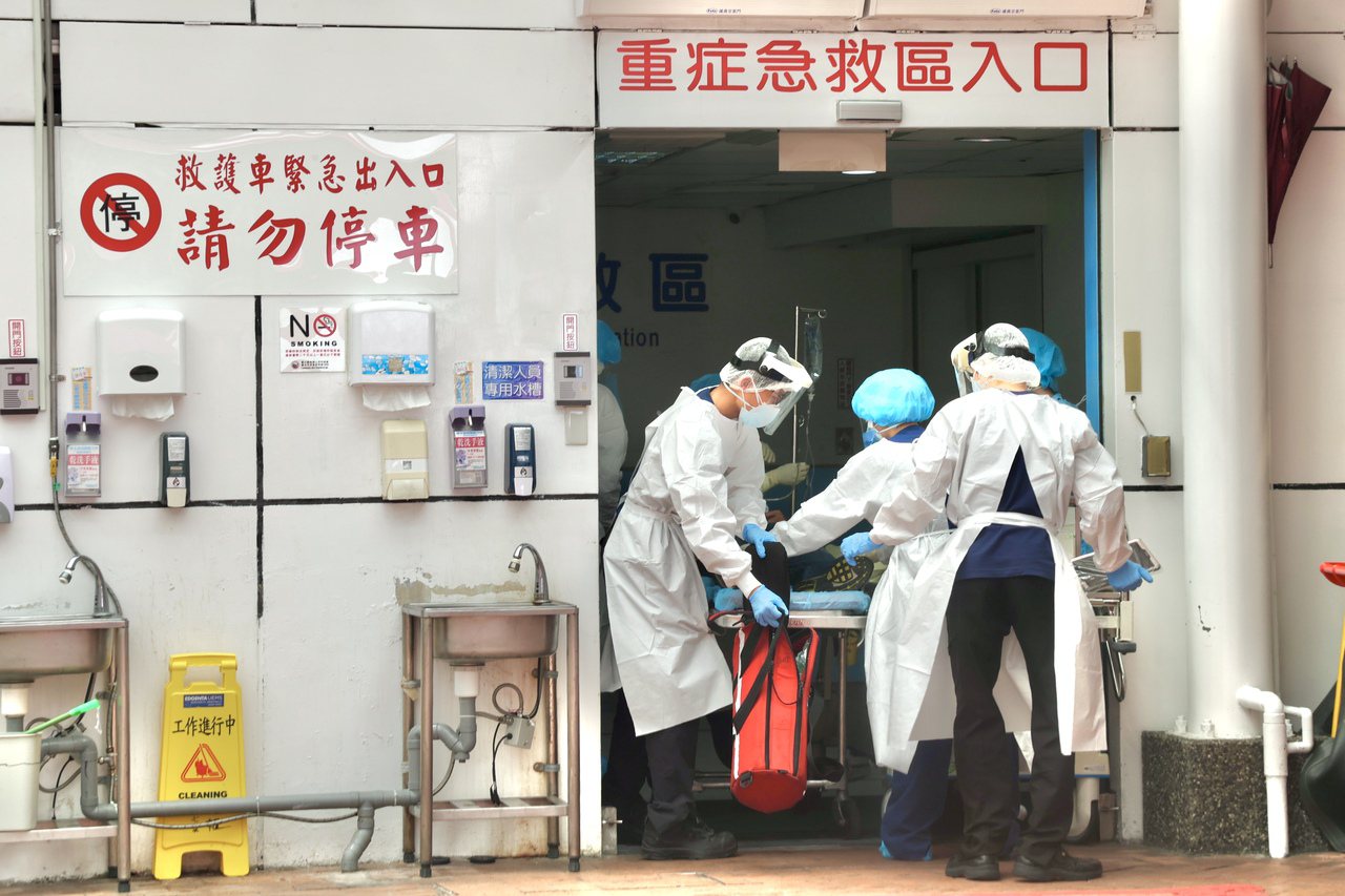 專家分析，台灣本土疫情發生至今已經接近兩個月，致死率還在上升，可能有四個原因，包括醫院擁擠、不夠早期診斷、不熟悉治療指引、無症狀確診比例偏低。圖為醫院收治患者的狀況。本報資料照片