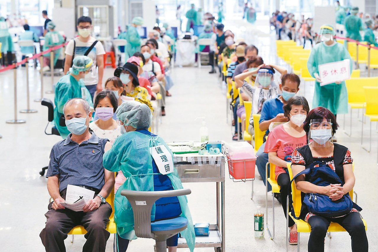 台灣展開大規模新冠疫苗接種。記者邱德祥╱攝影