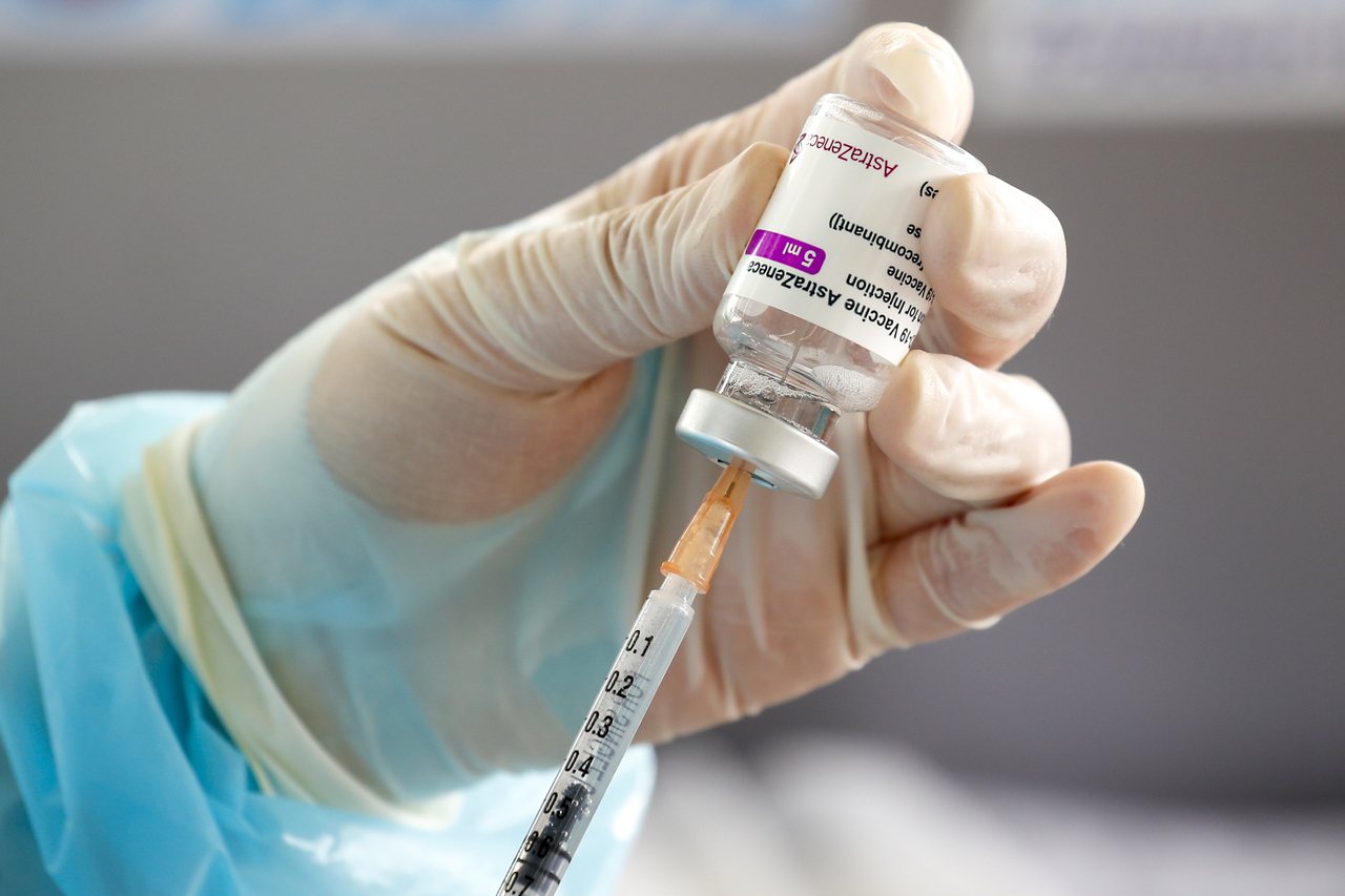 國內目前接獲13起接種COVID-19疫苗後出現血栓（TTS）的不良事件通報，總通報率為每百萬劑有4.2件，比歐美國家通報率約每百萬劑10至20件低。