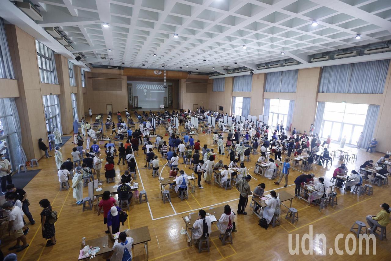 台南慈濟高中大型接種站。記者鄭維真／攝影