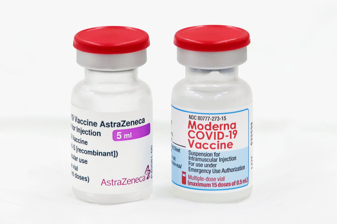 AZ疫苗（左）、莫德納（ Moderna）疫苗（右）。記者蘇健忠／攝影