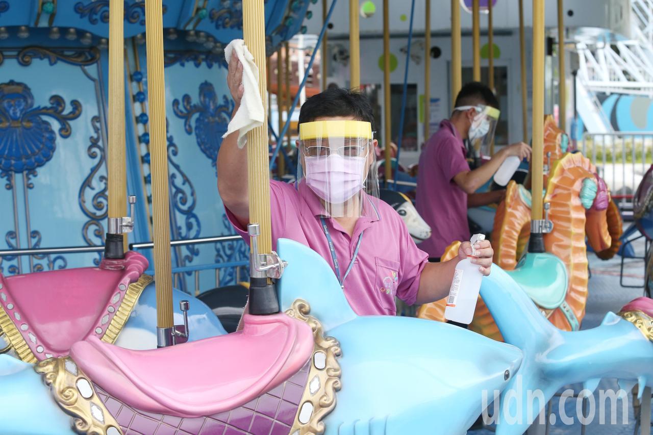 圖為疫情警戒降二級後，台北市兒童新樂園工作人員仔細清消，確保下一批遊客的安全。記者邱德祥攝影／報系資料照