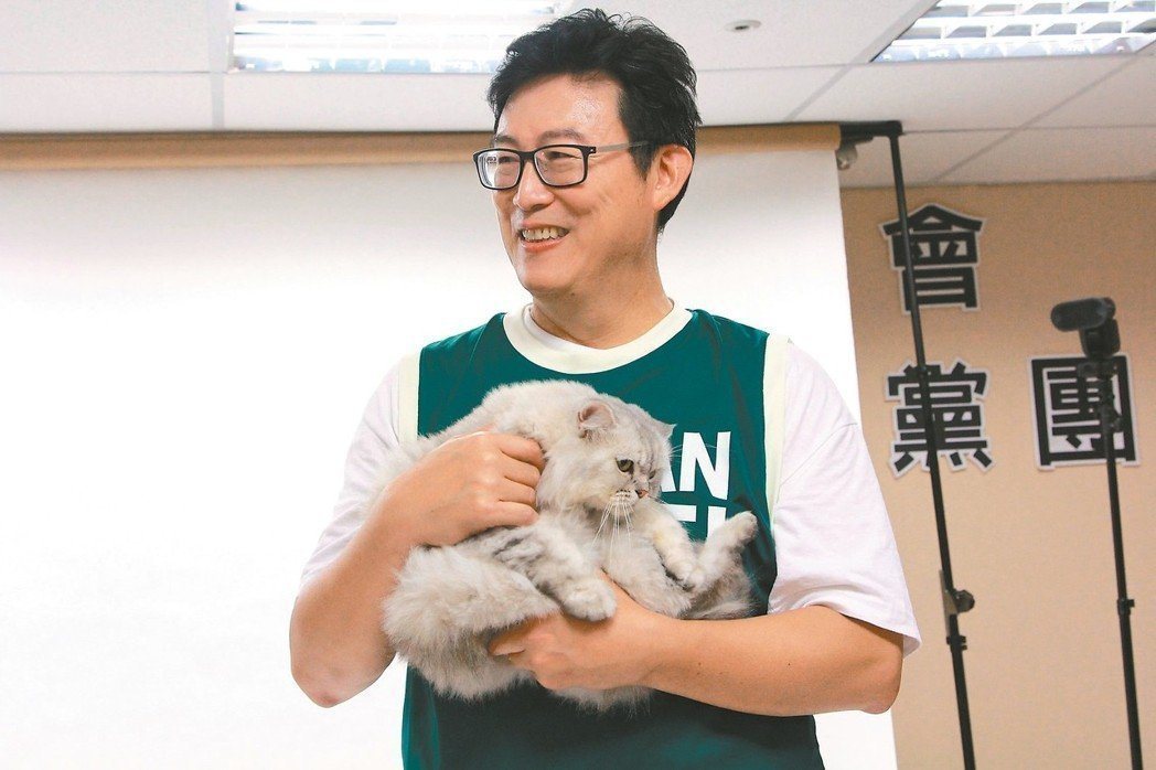 2018年競選台北市長的姚文智抱著愛貓Togi亮相。 圖／姚文智競選辦公室提供