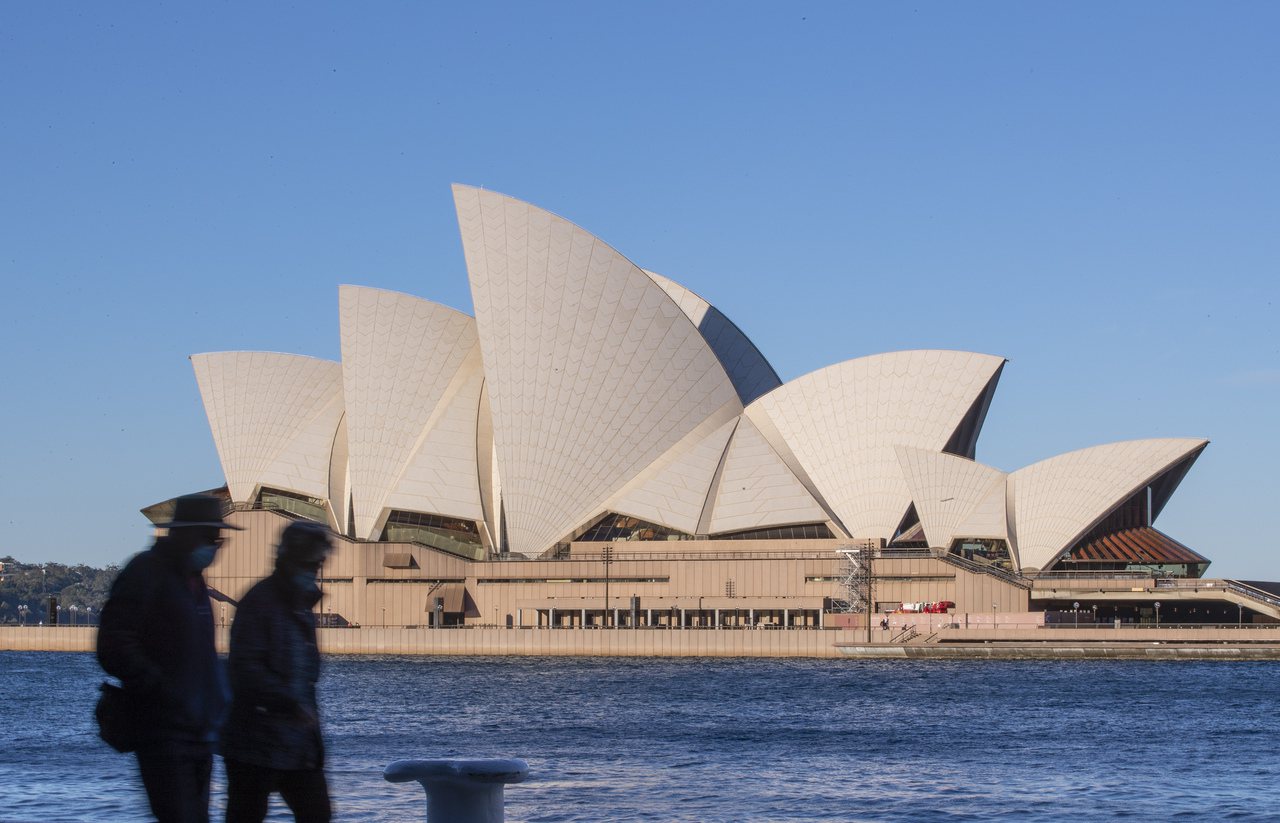澳洲民眾四日經過著名地標雪梨歌劇院。新華社