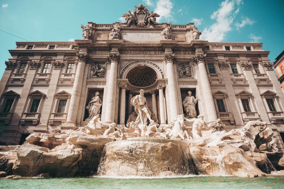 義大利的特雷維噴泉以神話故事和眾雕像為主要設計與構圖。（圖／Unsplash）