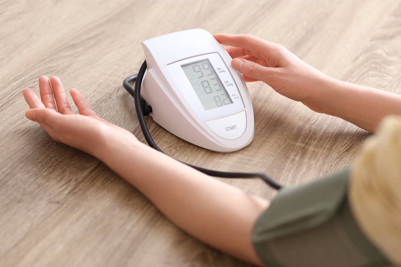 居家量血壓時，勿穿厚重衣物，也不要運動，不要吃刺激性食物。圖／123RF