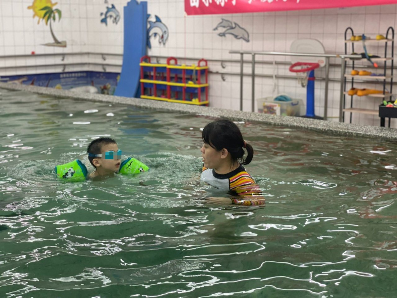 蔡佩真物理治療師表示水療課程會依孩童狀況，設計不同的訓練內容。圖／大千綜合醫院提供